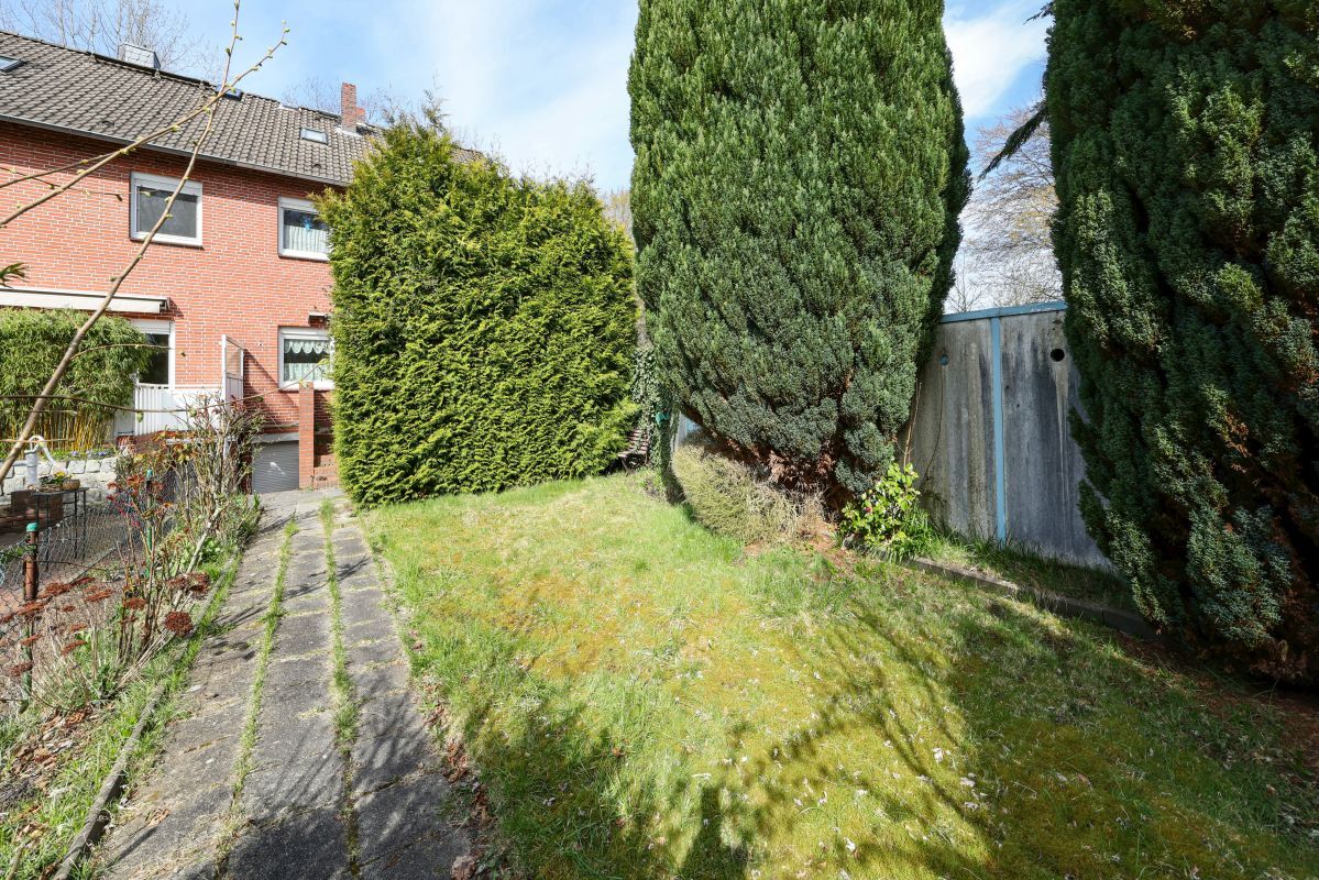 Garten mit direktem Zugang zur Garage Garten mit direktem Zugang zur Garage