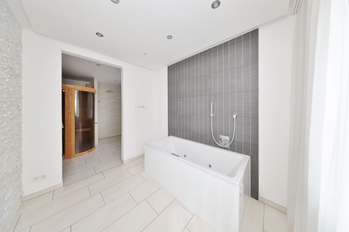 ...Whirlpool-Badewanne und... ...Whirlpool-Badewanne und...