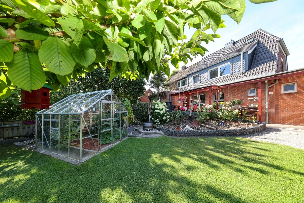 Garten mit Gewächshaus Garten mit Gewächshaus