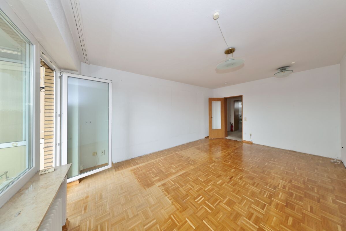 Wohn-/Esszimmer mit Zugang zum... Wohn-/Esszimmer mit Zugang zum...