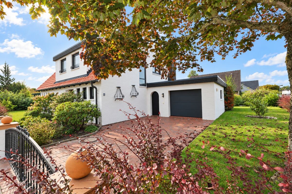 Auffahrt mit Garage Auffahrt mit Garage