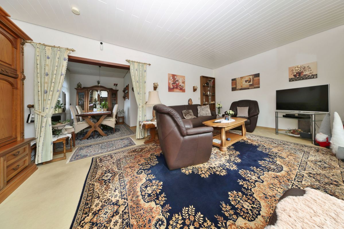 Helles Wohnzimmer mit Zugang zur... Helles Wohnzimmer mit Zugang zur...
